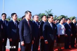 Thủ tướng Lê Minh Hưng và Thủ tướng Lào dâng hoa tưởng niệm các vị lãnh tụ hai nước