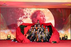 Lịch sử sáng lên từ sân trường