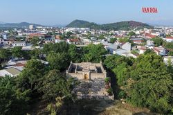 Lăng mộ Hoàng Thái hậu triều Nguyễn nằm 'ẩn mình' giữa khu dân cư