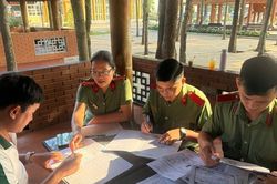 Sĩ quan, hạ sĩ quan Công an hoàn thành 2/3 chương trình đào tạo có được thăng cấp bậc hàm theo trình độ đang đào tạo?