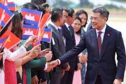 Thủ tướng Lê Minh Hưng tới Phnom Penh, bắt đầu chuyến thăm chính thức Campuchia