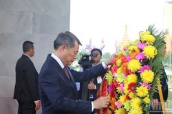[Ảnh] Thủ tướng Lê Minh Hưng đặt vòng hoa tại ba Đài tưởng niệm lớn ở Phnom Penh