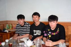 Anh em song sinh chung nguyện vọng quân hành