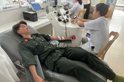 Chiến sĩ CSCĐ kịp thời hiến tiểu cầu cho bệnh nhân ung thư gan