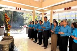 Cán bộ công đoàn TPHCM dâng hương tại khu di tích Trung ương Cục miền Nam