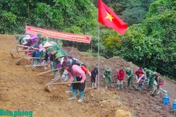 Bộ đội Biên phòng tỉnh Lai Châu hỗ trợ người dân xây dựng vùng rau an toàn