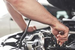 So sánh động cơ diesel và xăng: Loại nào dễ sửa hơn cho người dùng tự làm?
