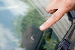 Có nên dùng keo siêu dính để sửa vết nứt trên kính lái ô tô không?