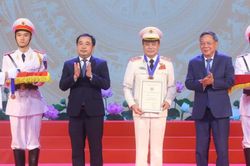 Giám đốc Công an Hà Nội được trao tặng danh hiệu 'Công dân Thủ đô ưu tú'