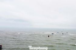 Tàu cá chìm khi vào cửa Gianh, thuyền trưởng mất tích
