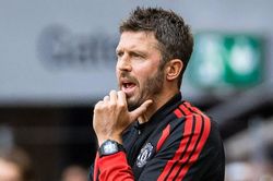 Michael Carrick gây áp lực để Ngoại hạng Anh xử lý Man City