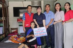 Trao hơn 158 triệu đồng đến gia đình có vợ bị tai nạn, con bại não 22 năm