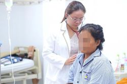 Người phụ nữ tổn thương gan nặng, manh mối từ chấm nhỏ trên da bụng