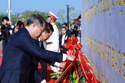 Thủ tướng Lê Minh Hưng và Thủ tướng Lào dâng hoa tưởng niệm các lãnh tụ hai nước
