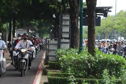Cảnh khó tin ở làn riêng xe đạp đường Mai Chí Thọ giờ cao điểm