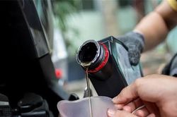 Xe máy để vài tháng không đi, trước khi chạy lại có cần thay dầu nhớt không?