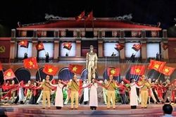 Tổ chức chương trình nghệ thuật '80 năm - Vang mãi bản hùng ca Hà Nội'