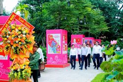 Đoàn đại biểu Tỉnh ủy Cà Mau dâng hoa, dâng hương tưởng niệm Chủ tịch Hồ Chí Minh tại Kim Liên