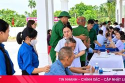 Thắm tình quân dân qua màu áo blouse
