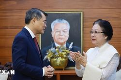 Thủ tướng Lê Minh Hưng thăm gia đình cố Chủ tịch Quốc hội Lào Xaysomphone Phomvihane