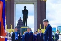 Thủ tướng đặt hoa tại Đài tưởng niệm cố Quốc vương Campuchia Norodom Sihanouk