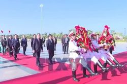 Thủ tướng Lê Minh Hưng và Thủ tướng Lào dâng hoa tưởng niệm các vị lãnh tụ hai nước