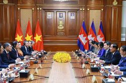 Thủ tướng Lê Minh Hưng gặp Chủ tịch Đảng Nhân dân Campuchia, Chủ tịch Thượng viện Hun Sen