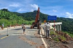 Mưa lớn, Quốc lộ 28B qua Lâm Đồng bị sụt trượt, xuất hiện vết nứt tim đường