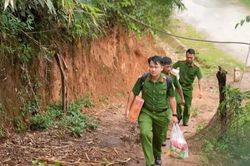 Đỡ đầu 25 học sinh dân tộc, thực hiện chính sách giáo dục vùng cao