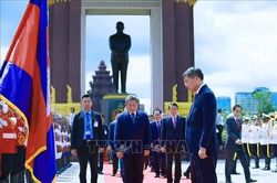 Thủ tướng Lê Minh Hưng đặt hoa tại Đài tưởng niệm cố Quốc vương Campuchia Norodom Sihanouk