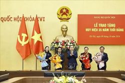 Chủ tịch Quốc hội Trần Thanh Mẫn dự Lễ trao tặng Huy hiệu 35 năm tuổi Đảng