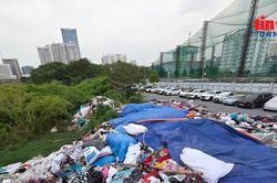 Quần áo chất đống như núi tại dự án đường Phạm Hùng - Lê Đức Thọ