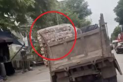 Thiếu biển số, chở hàng lệch xe, tài xế xe tải bị phạt gần 24 triệu đồng