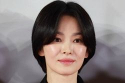 Song Hye Kyo bất ngờ xuất hiện trong vòng tay Kang Dong Won ở tuổi 46