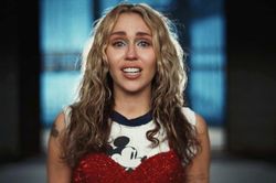 Cú rơi thảm hại của Miley Cyrus