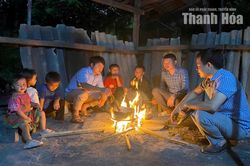 Tiếp sức 5 đứa trẻ không có người thân nơi vùng biên