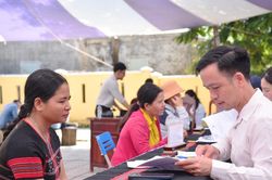Cán bộ về tận cơ sở hỗ trợ đồng bào Cơ Tu làm giấy tờ đất