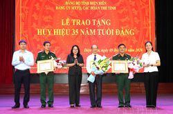 Trao tặng Huy hiệu 35 năm tuổi Đảng cho 3 đảng viên