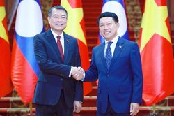 Thủ tướng Lê Minh Hưng hội đàm với Thủ tướng Lào Saleumxay Kommasith