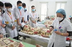 Địa phương mạnh tay "đặt hàng" bác sĩ: Miễn học phí, hỗ trợ sinh hoạt để đổi lấy cam kết trở về