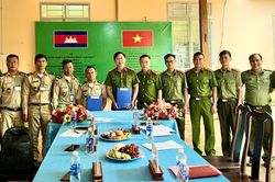 Công an xã Ia O trao đổi thông tin, đảm bảo an ninh khu vực biên giới