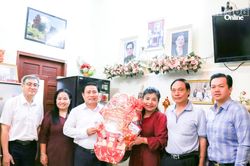Phó Bí thư Tỉnh ủy, Chủ tịch HĐND tỉnh Lâm Đông thăm, chúc mừng gia đình các cá nhân tiêu biểu trong đồng bào Chăm theo đạo Bàlamôn