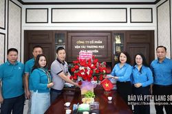Liên đoàn Lao động tỉnh thăm, tặng quà doanh nghiệp nhân Ngày Doanh nhân Việt Nam