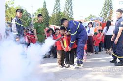 Gần 400 học sinh, giáo viên tham gia trải nghiệm, thực hành chữa cháy và cứu nạn cứu hộ