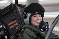 Hoàng hậu Thái Lan lần đầu một mình lái tiêm kích Gripen, được nhà vua trao băng tay vàng