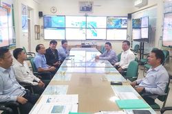 Phó Bí thư Thành ủy, Chủ tịch HĐND TP. Huế Phạm Đức Tiến kiểm tra công tác trực ban ứng phó mưa lớn