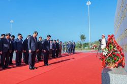 Hai Thủ tướng dâng hoa tưởng niệm, tri ân các bậc lãnh tụ tiền bối Việt Nam và Lào