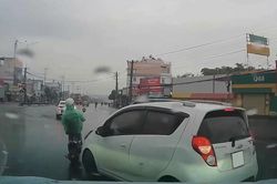 Tạt đầu xe khác giữa vòng xuyến, xe con húc ngã người đi xe máy