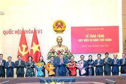 Chủ tịch Quốc hội Trần Thanh Mẫn trao Huy hiệu Đảng tặng c&aacute;c đồng ch&iacute; l&atilde;nh đạo, nguy&ecirc;n l&atilde;nh đạo Quốc hội