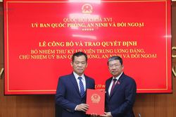 Ủy ban Quốc phòng, An ninh và Đối ngoại trao quyết định về công tác cán bộ